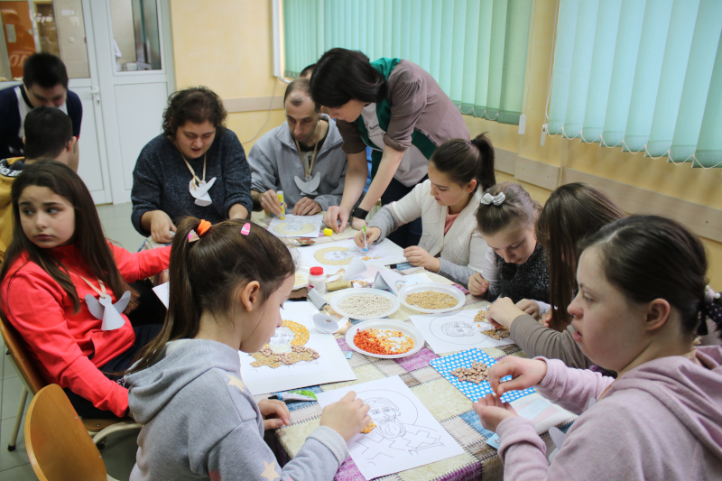 Кроз инклузивне радионице корисници Зрачка се укључили у Светосавске свечаности